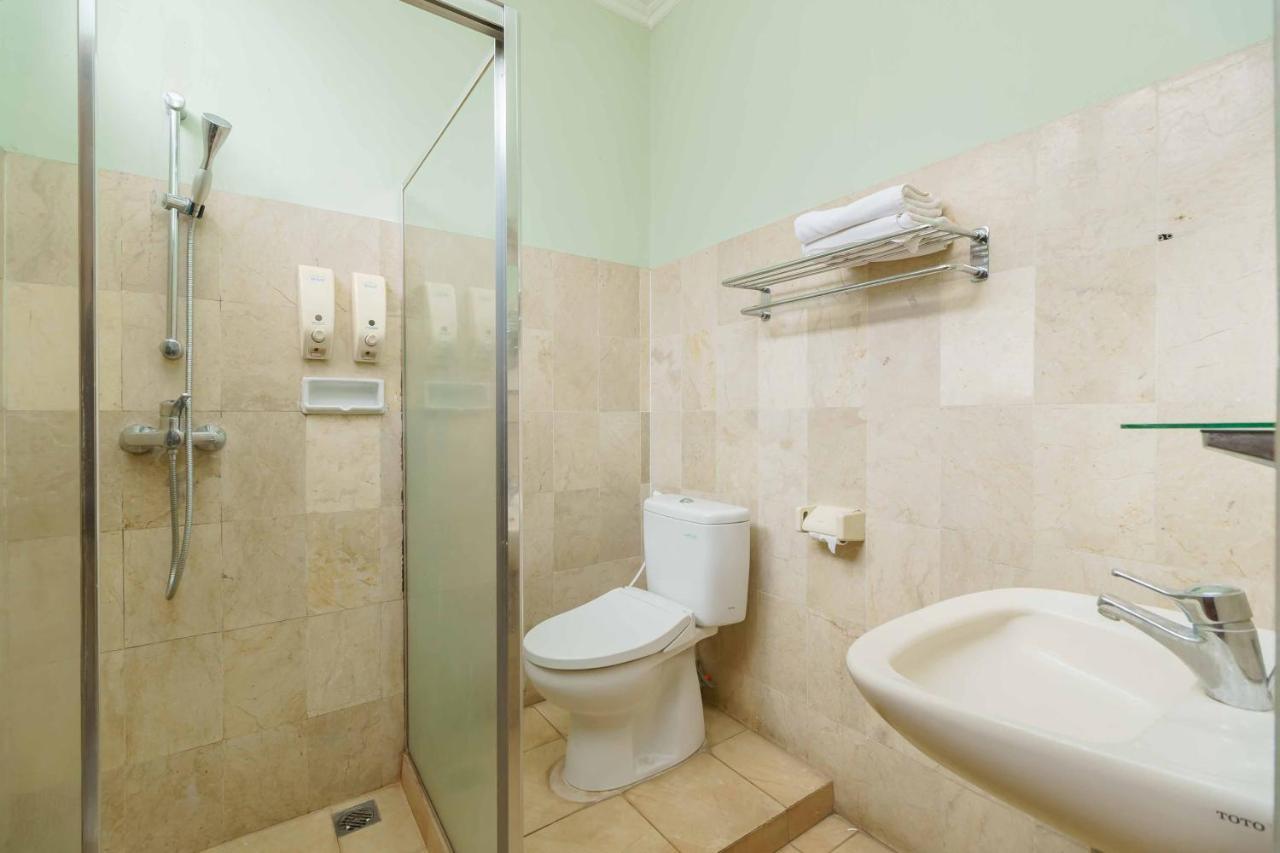 Reddoorz Plus Near Kemang Raya Джакарта Екстериор снимка